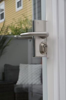 serrure a clé  rideau en verre COVER